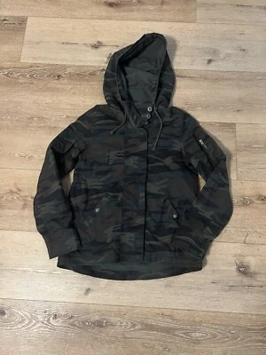 Chaqueta utilitaria American Eagle bordada floral Love camuflada talla S bolsillos con capucha Foto 1 de 3