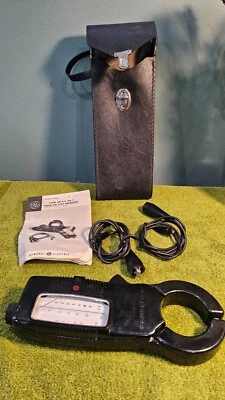 Medidor de voltagem e amplificador vintage General Electric em estojo de couro com manual - Imagem 1 de 4