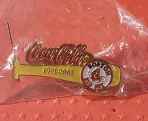 Boston Red Sox Coca-Cola 100 Jahre Schläger Pin 1901-2001 MLB Baseball Anstecknadel Mütze Pin - Bild 1 von 8