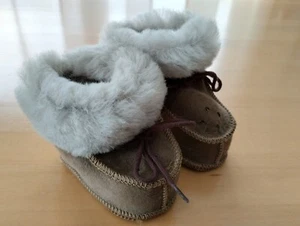 Baby Lammfellschuhe Größe 16/17 - ungetragen - Bild 1 von 5