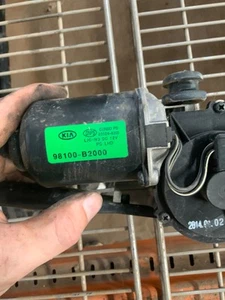 2014-2021  Kia Soul Windshield Wiper Motor 98100-B2000 OEM - Picture 1 of 4