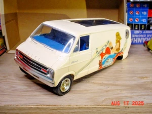 Vintage 1976 Dodge Tradesman Van SURVIVOR 1/25 Scale MPC Plastic Model UPRM1 - Picture 1 of 9