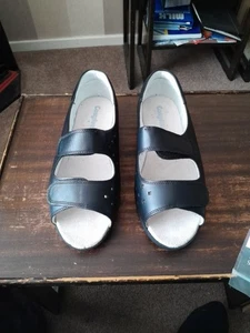 Cosyfeet extra geräumige Connie Sandale Leder schwarz Größe 9 EU 43 US 11 Easy Close  - Bild 1 von 8