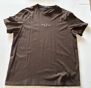 Fred Perry T-Shirt mit Aufdruck - Gr. XXL - braun (Aufdruck rosa) - Bild 1 von 3