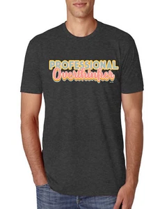 Camiseta profesional Over Thinker azul rosa amarillo letras geniales para hombre premium - Imagen 1 de 16