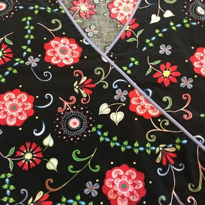 Blusa Médica Dickies Ajustada Talla XS Negra con Estampado Floral Vivo y Cuello en V Púrpura Foto 1 de 4