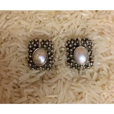 Pendientes de clip de perlas y plata de ley estilo brutalista Michael Dawkins Foto 1 de 4