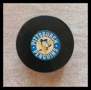 Disco de hockey 1971 centrado con incrustaciones de producción Pittsburgh Penguins Art Ross NHL - Imagen 1 de 6