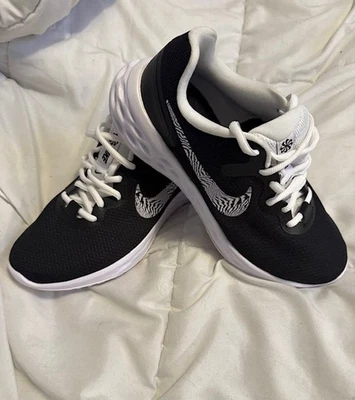 Zapatilla deportiva para mujer Nike Revolution 6 negra cebra talla 9,5 Foto 1 de 4