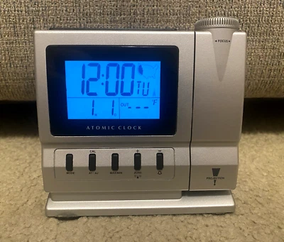 ATOMIC PROJECTION ALARM CLOCK C17D2008 ATOMIC CLOCK TELLS TEMPERATURE (TESTED) - Image 1 of 4