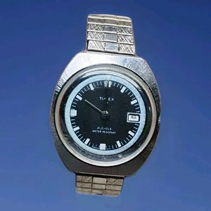 Orologio Uomo Vintage 1971 Timex Blue Sunburst Tono Argento 21 Jewels 34mm con Data  - Foto 1 di 6