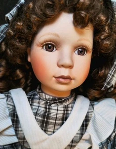Sammlerpuppe Porzellanpuppe 50 cm Braune Augen Locken kariertes Kleid Puppe Doll - Bild 1 von 3