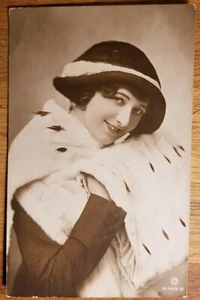 Mujer en sombrero en abrigo de piel y manguito PINTADO A MANO postal 1914 belleza británica - Imagen 1 de 1