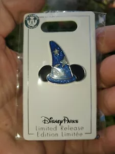Disney - Spilla cappello stregone fantasia fai un desiderio blu auguri che si avverino - in mano - Foto 1 di 1