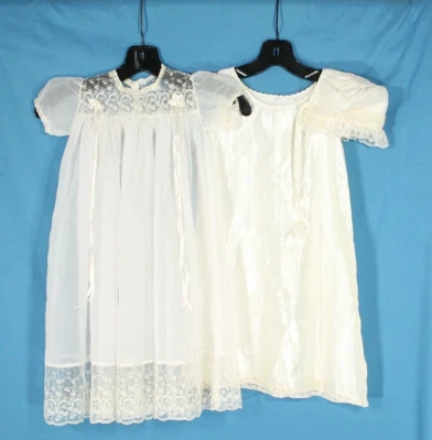 VESTIDO DE BATISMO VINTAGE LITTLE FOLKS GIFTWEAR 3 peças cetim/renda com boné - Imagem 1 de 4