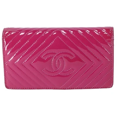 Cartera larga plegable Chevron de charol rosa Chanel V Stitch Foto 1 de 4