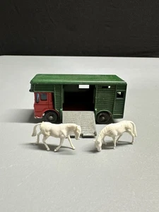Vintage 1969 Matchbox Lesney No17 Diecast 1/64 Red Horse Box Ergomatic Cab Truck - Picture 1 of 6