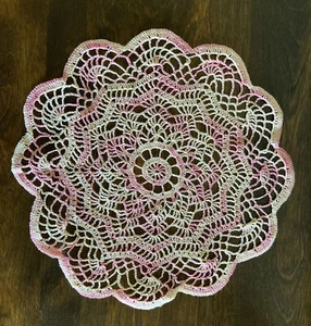 NEU Vintage handgehäkeltes Deckchen 10,25" buntes rosa und cremefarbenes Garn - Bild 1 von 3
