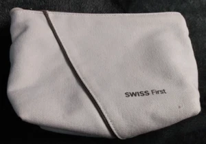 Swiss First Amenity Kit Borsa da Viaggio in Tela Bianca con Zip 6" x 8" Swiss Airlines - Foto 1 di 6
