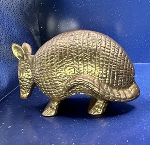 Estatuilla de armadillo de latón moderna de mediados de siglo decoración del hogar Hollywood Regency de colección - Imagen 1 de 12