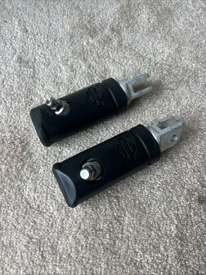 Harley Davidson M8 Softail 2018-25 barra de goma negra escudo logotipo estriberas de ciclista Foto 1 de 4