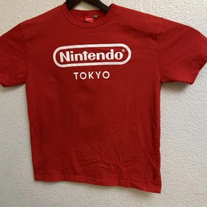 Nintendo Store Tokyo Japan exklusives rotes T-Shirt Spell Out Logo - Größe L - Bild 1 von 9