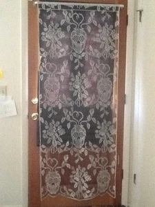 HERITAGE LACE SILVER & BLACK HALLOWEEN SKULL AND ROSES DOOR/CURTAIN PANEL A7 - Picture 1 of 7