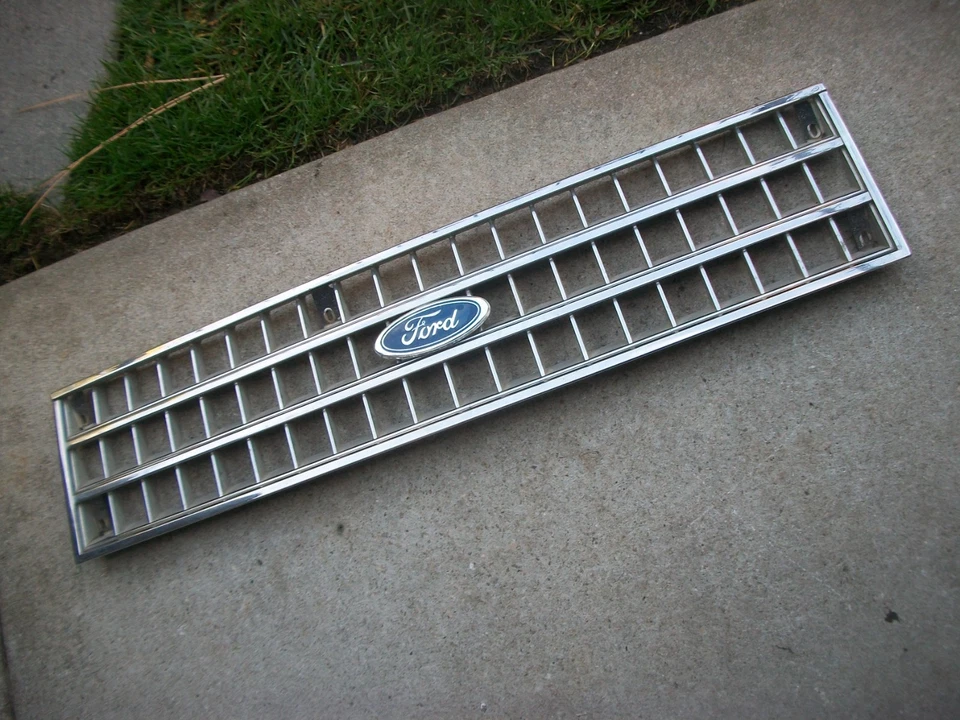 1981-1985 Ford Escort супер изящный хромированный гриль с эмблемой номер детали E3 EB 8150 - Изображение 1 из 4