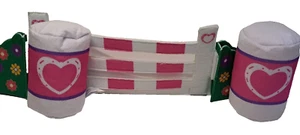 Build-a-Bear Plüsch Pferd Fass Springset Zaun Herz Blumen Akzente rosa weiß - Bild 1 von 10