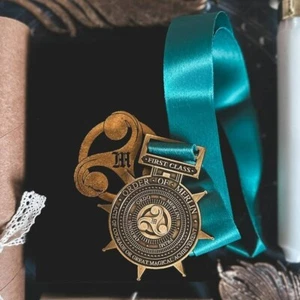 Zauberkoffer Harry Potter Merlin Orden First Class Dumbledore Medaille NEU - Bild 1 von 4