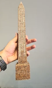 Obelisco egipcio antiguo único con jeroglíficos grabados - Imagen 1 de 5