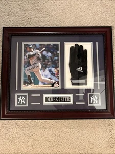 Derek Jeter Autographed ‘Photo with glove - Picture 1 of 12