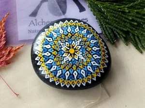 Handbemalter Alchemie Meeresschutzstein mit Blau, Gelb, Weiß und Gold - Bild 1 von 4