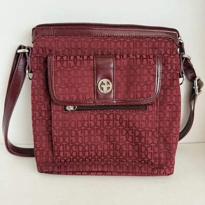 Bolso Bandolera Giani Bernini Rojo Monograma Imitación Cuero Borde Correa Ajustable Foto 1 de 4