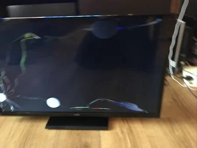 LOGIK L32SHE17 LED 32 inch 720p HD-Ready Smart TV Freeview HD (Cracked Screen) - Image 1 of 4