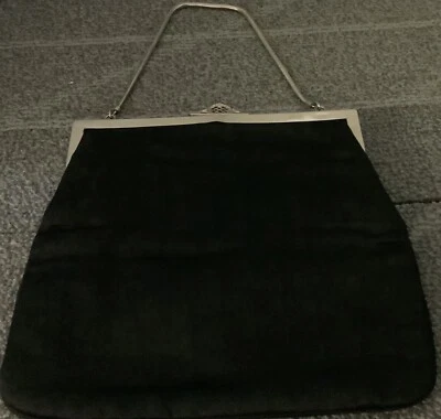  Bolso de noche satinado negro, cierre de metal plateado y correa.  Foto 1 de 4