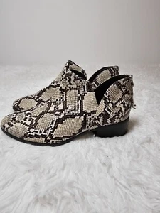Botas al tobillo Kenneth Cole Reaction en blanco y negro con estampado de piel de serpiente - talla 8 - Imagen 1 de 6