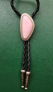 CRAVATTA BOLO WESTERN ROSA BIANCA CREPE COWGIRL RODEO COWBOY BOLOTIE - Foto 1 di 3