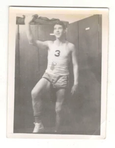 Vintage Foto junger Mann Basketball Team Gym Shorts 1950er Found Art R111 - Bild 1 von 1