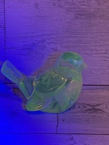 Estatuilla de vidrio de pájaro amarillo claro opalescente Fenton de colección estampada Fenton brillo UV - Imagen 1 de 9
