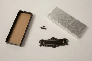 Lotto 4 targhette con nome in metallo (O3L) con viti per montaggio pergamena ornata Fleur De Lis - Foto 1 di 11