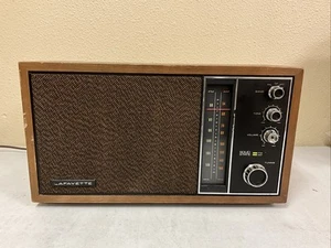 Radio de mesa para gabinete de madera enchufable AM/FM Lafayette 99-35644W Japón - Imagen 1 de 5