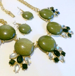 Collar Demika Tono Oro Firmado Verde Oliva Cabujón y Estrás - Imagen 1 de 5