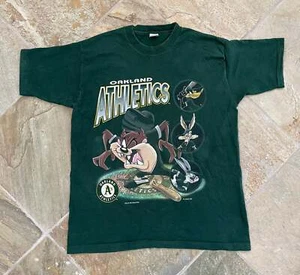 Camiseta de béisbol Oakland Athletics Looney Tunes remake verde oscuro QT1198 - Imagen 1 de 3