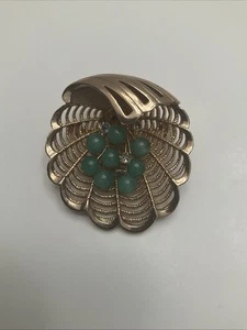 Vintage Kramer Muschel Muschel mit grünen Steinen goldfarbene Anstecknadel Brosche - Bild 1 von 2
