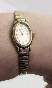 VTG Oval TIMEX GOLDTONE Ladies Stretch Band Watch White Face New Battery Working - Picture 1 of 9