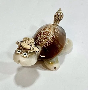 Tortuga vestida con concha marina hecha a mano con sombrero y gafas - arte de escritorio - Imagen 1 de 7