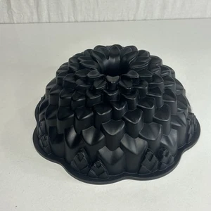 Nordic Ware Chrysanthemum Bundt Pan 10 Inch Heavy - Picture 1 of 6