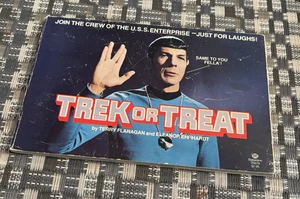 Trek or Treat USS Enterprise Star Trek Joke Humor Book 1977 Vtg by Terry Flanaga - Foto 1 di 14