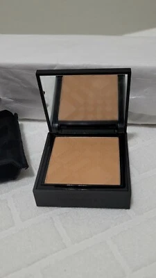 BURBERRY Matte Glow Compact Foundation – 100 Deep Neutral 15grams/0.53oz - Image 1 of 4